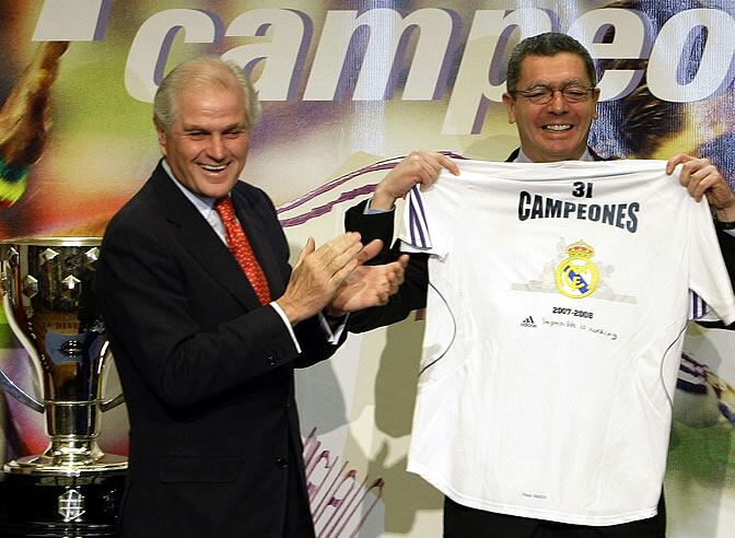 El alcalde de Madrid, Alberto Ruiz-Gallardón, y el presidente del Real Madrid, Ramón Calderón, celebran el título de Liga.