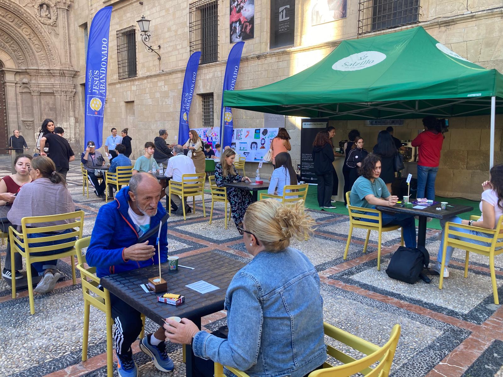 Participantes en el &#039;Café Solidario&#039; celebrado en Murcia