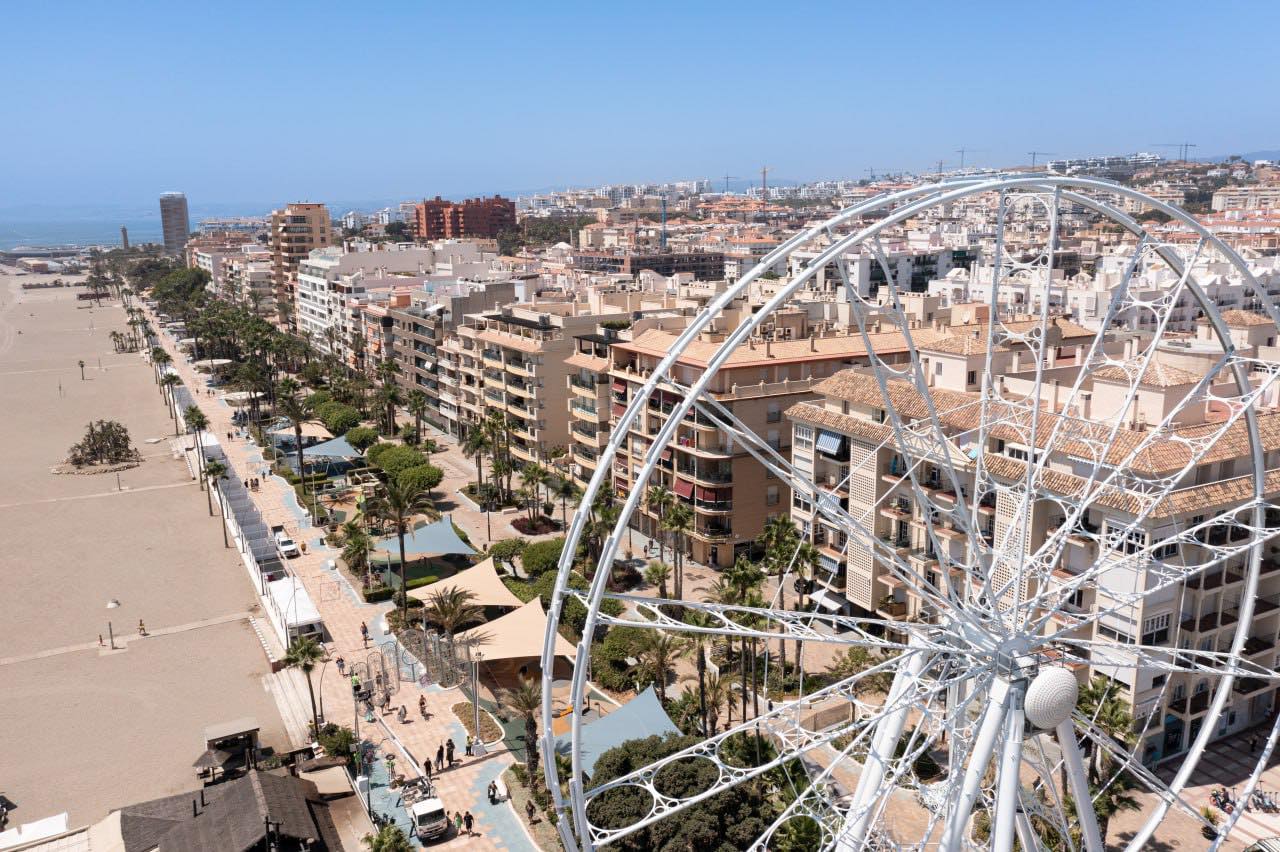 Abre una noria panorámica de 40 metros de altura junto a la playa en Estepona (Málaga)