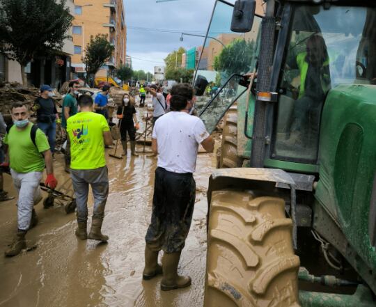 Així es troben els carrers de Catarroja després de la DANA.