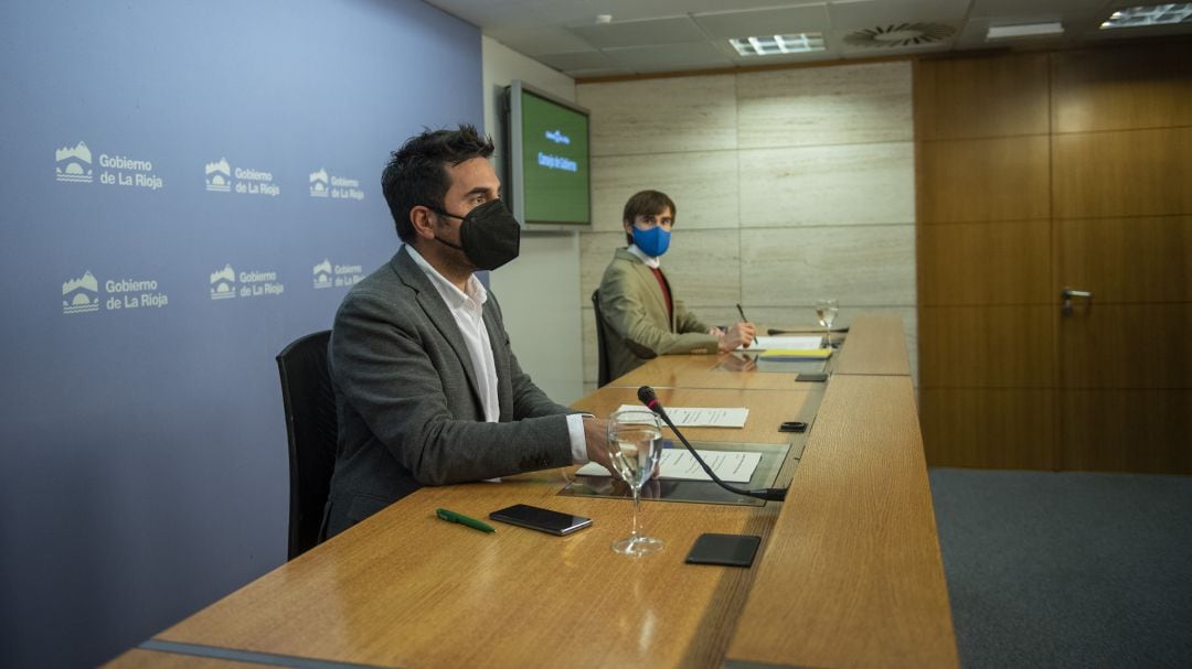 El portavoz del Gobierno, Álex Dorado, y el director general de Salud Pública, Pello Latasa, durante su comparecencia.