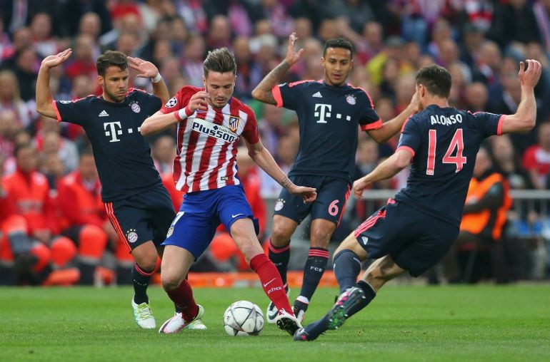 Saúl, rodeado de Juan Bernat, Thiago Alcántara y Xabi Alonso 