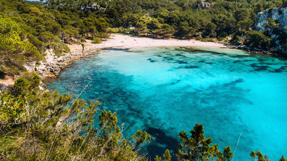 Piedras, arena, conchas... el robo de material natural por parte de los turistas ya supone un gran problema en Menorca