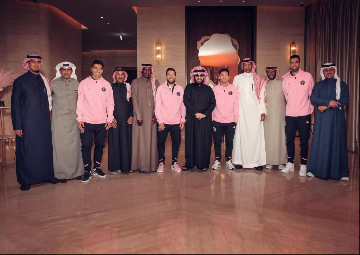 El presidente del Almería rodeado de estrellas en su palacio.