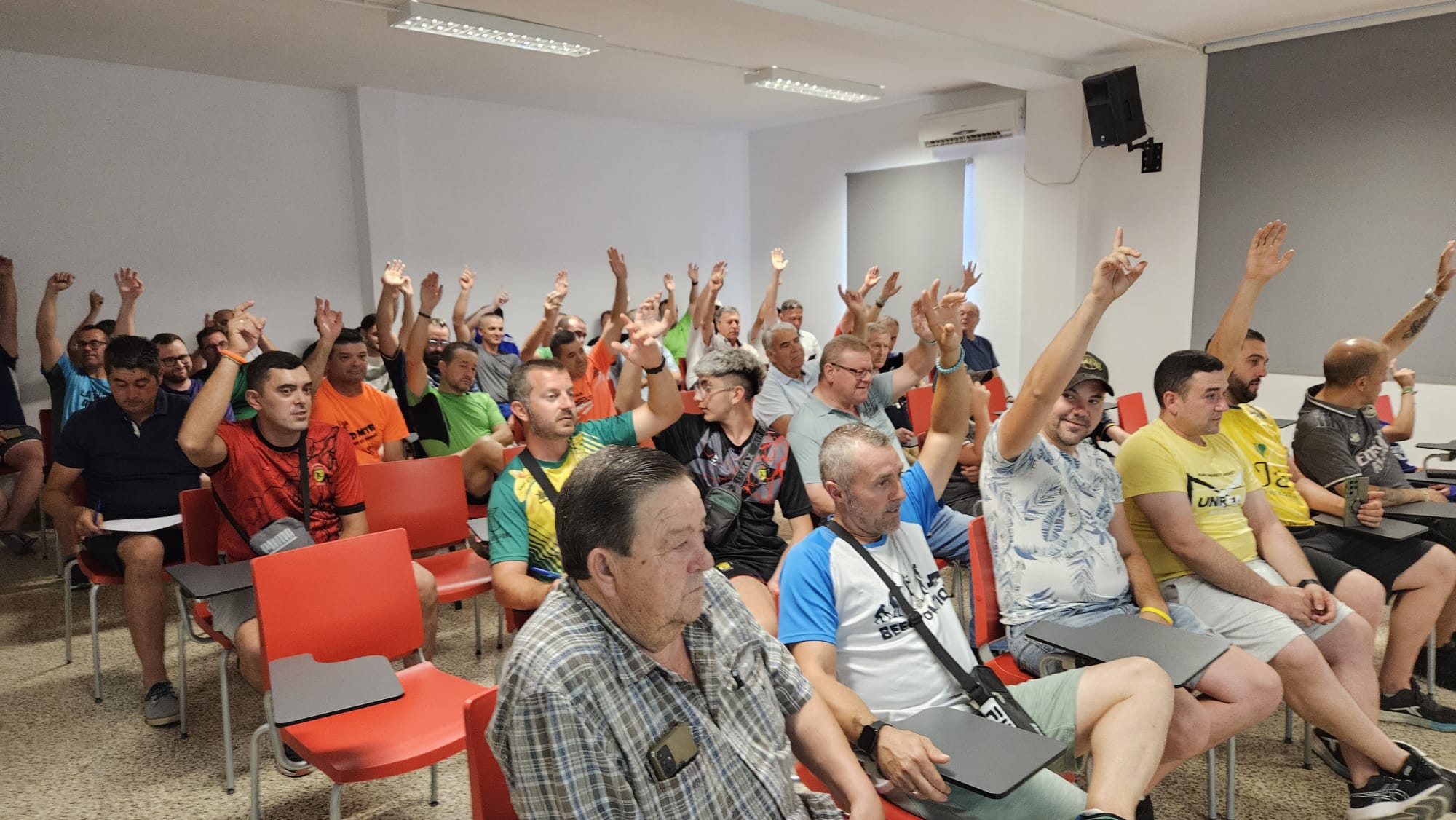 Momento de una de las votaciones a mano alzada