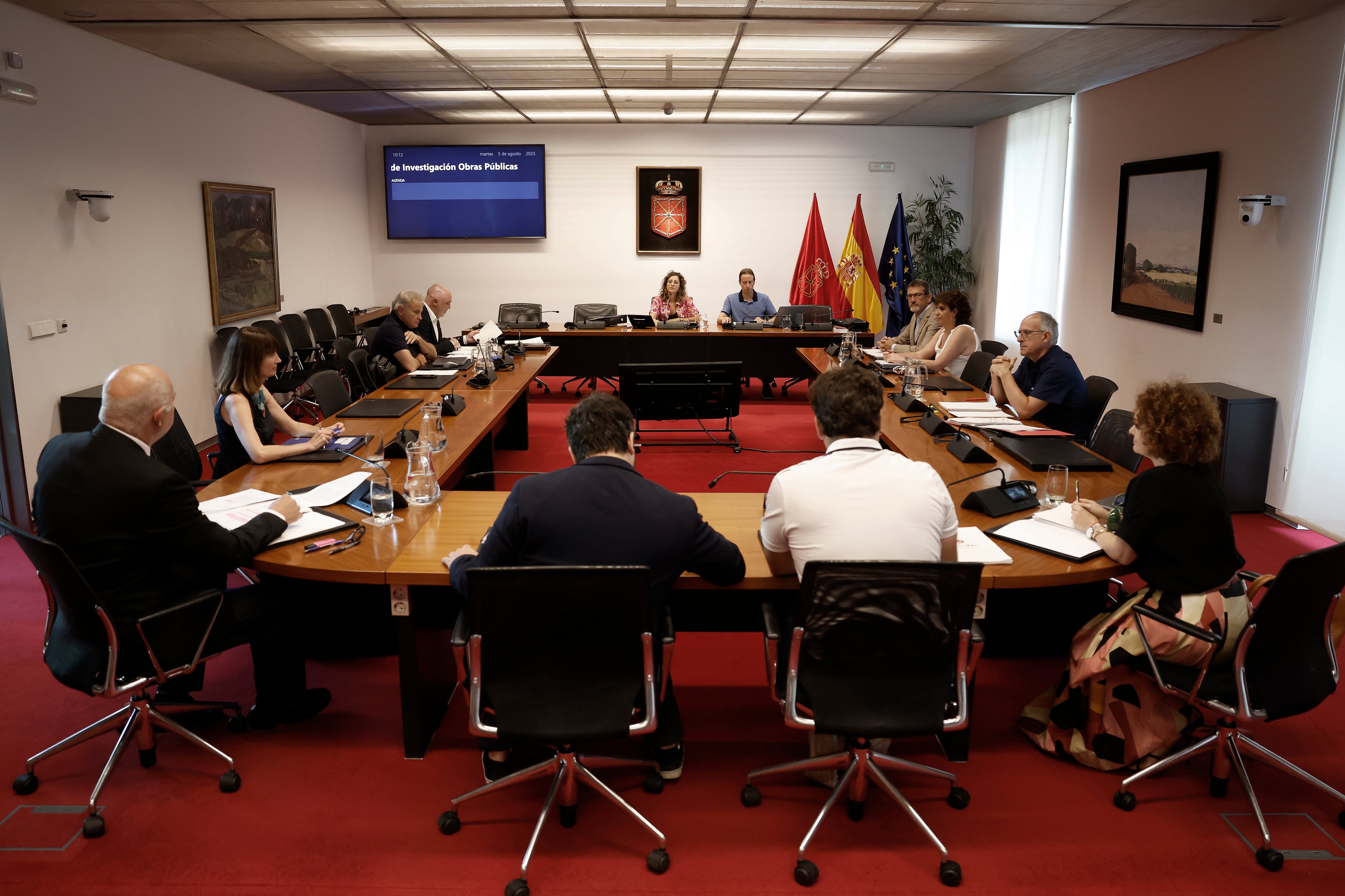 Irati Jiménez (c), del grupo parlamentario de EH Bildu, preside una sesión de la Comisión de Investigación sobre licitación y adjudicación de obras públicas del Gobierno de Navarra