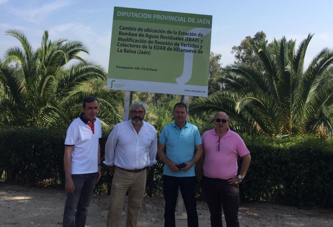 El diputado de Servicios Municipales, Bartolomé Cruz, y el alcalde de Villanueva de la Reina, Blas Alves (ambos en el centro), junto a autoridades municipales.