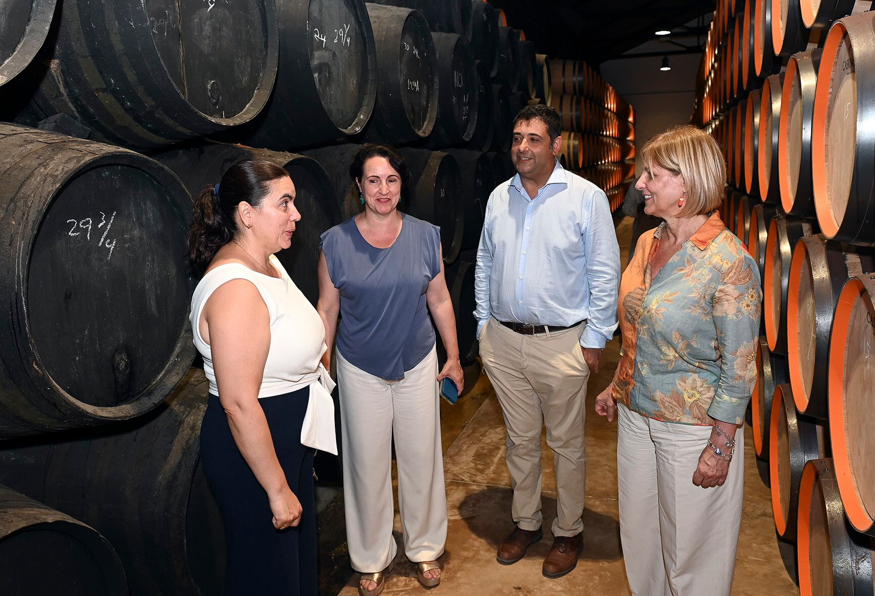 La alcaldesa de Jerez, María José García-Pelayo, conoce junto a la delegada Nela García la bodega Xeranthia.