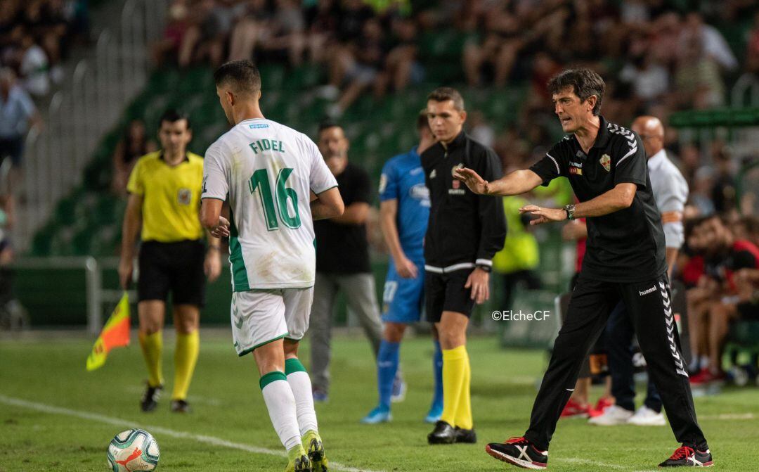 Pacheta da instrucciones a Fidel en un partido del Elche