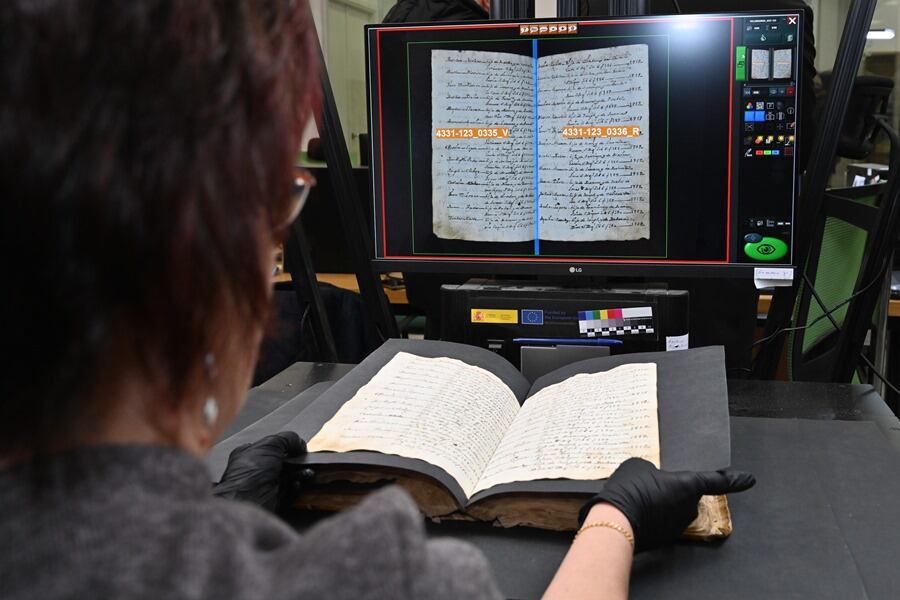 PALENCIA, 09/01/2024.- Voluntarios trabajan en la digitalización de los registros parroquiales trasladados a la nueva sede del Archivo Histórico Diocesano de Palencia. EFE/ Almudena Álvarez
