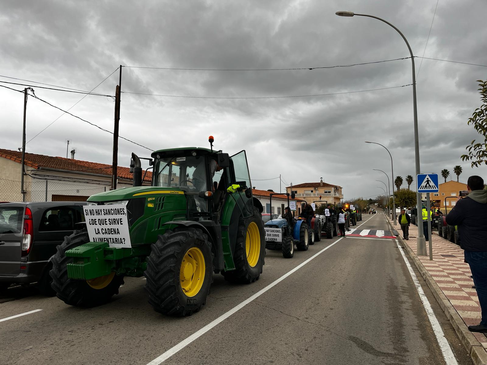 Tractorada en la montaña de Alicante a su paso por Benimarfull