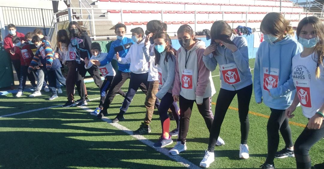 Un grupo de participantes, antes de tomar la salida en el campo de fútbol de El Fuerte