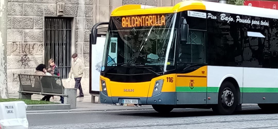 Un autobús urbano circula por el Paseo de la Estación.