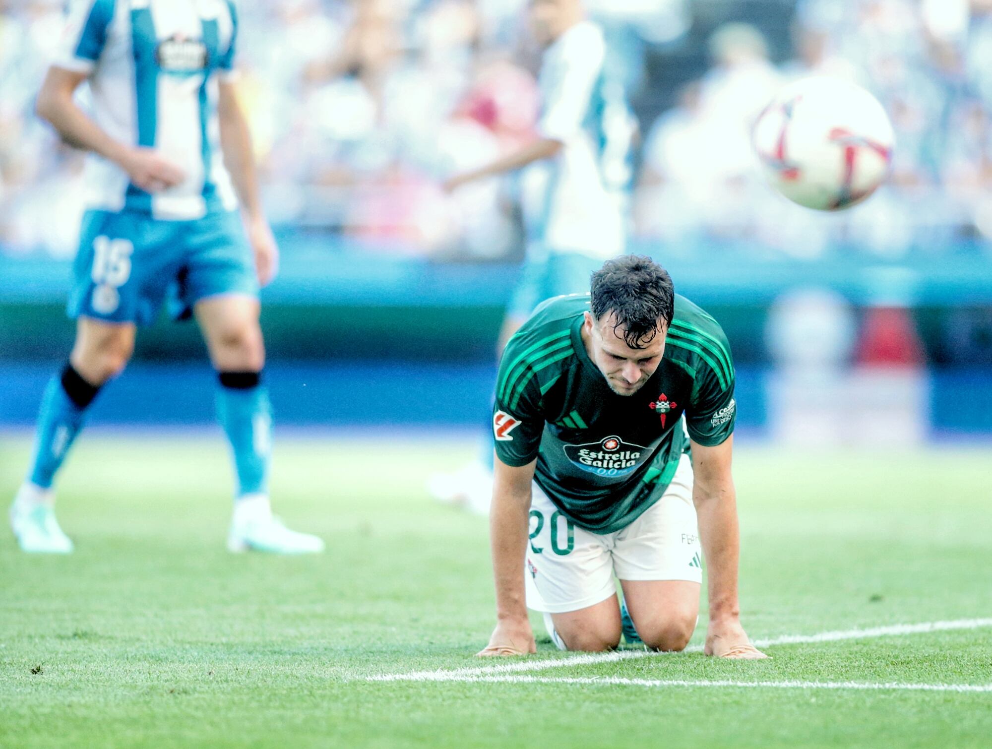 Álvaro Giménez, tras una jugada del Deportivo-Racing en Riazor (foto: Mero Barral / Cadena SER)