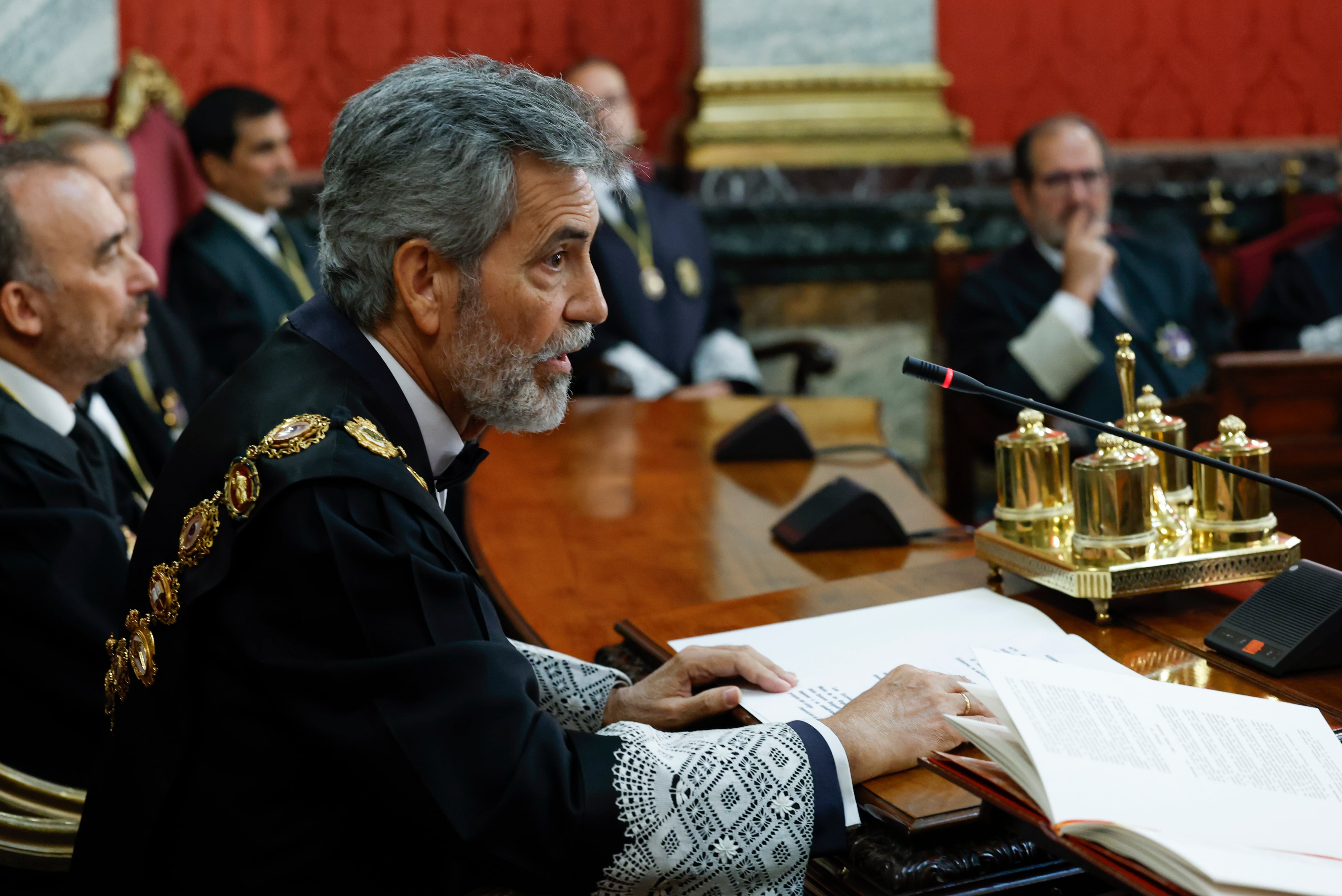 El presidente del Tribunal Supremo y del Consejo General del Poder Judicial, Carlos Lesmes durante la toma de posesión del nuevo fiscal general del Estado, Álvaro García Ortiz (no en la imagen) en el Tribunal Supremo en Madrid este lunes.