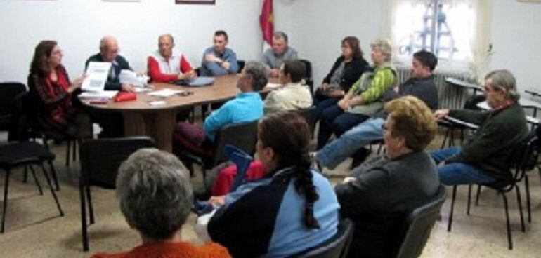 Reunión en una asociación de vecinos para el diseño de Puertollano 2020