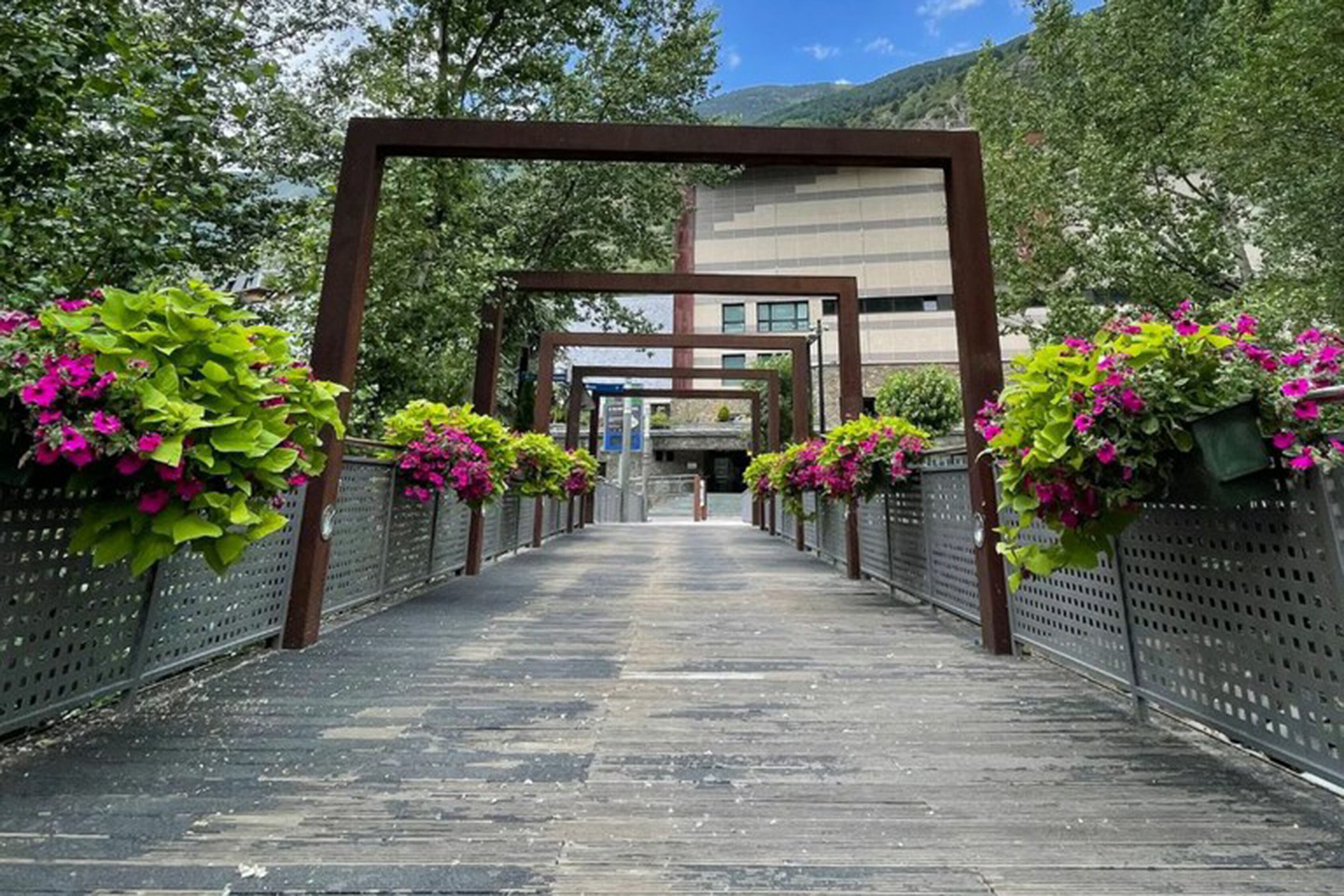 Pont de Sant Miquel, a Encamp.