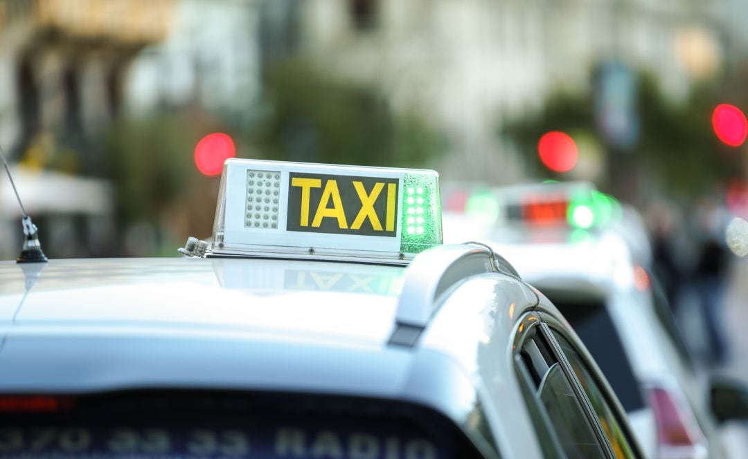 Imagen de un taxi en la ciudad de València. 