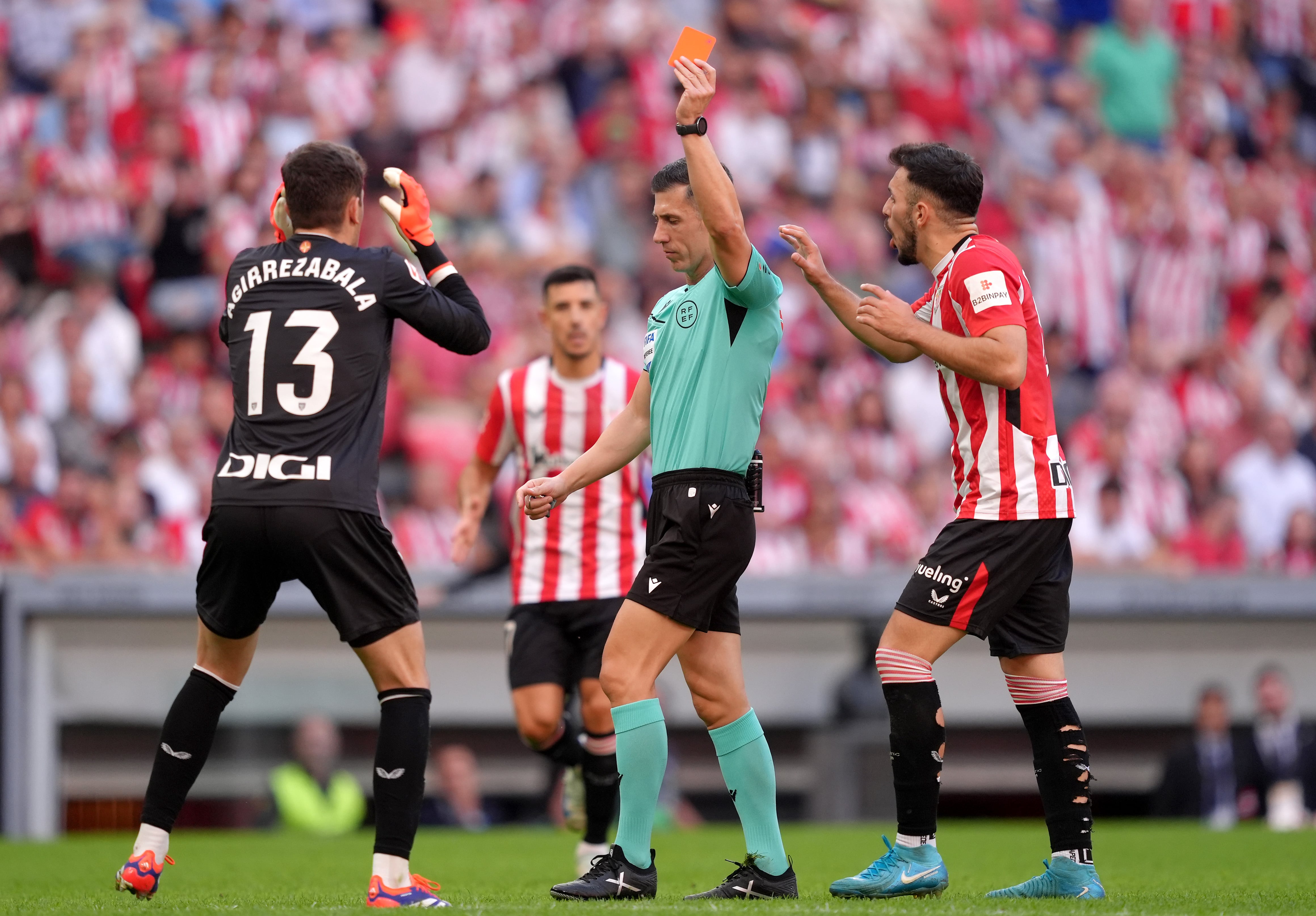 Julen Agirrezabala ve la tarjeta roja en el partido ante el Sevilla