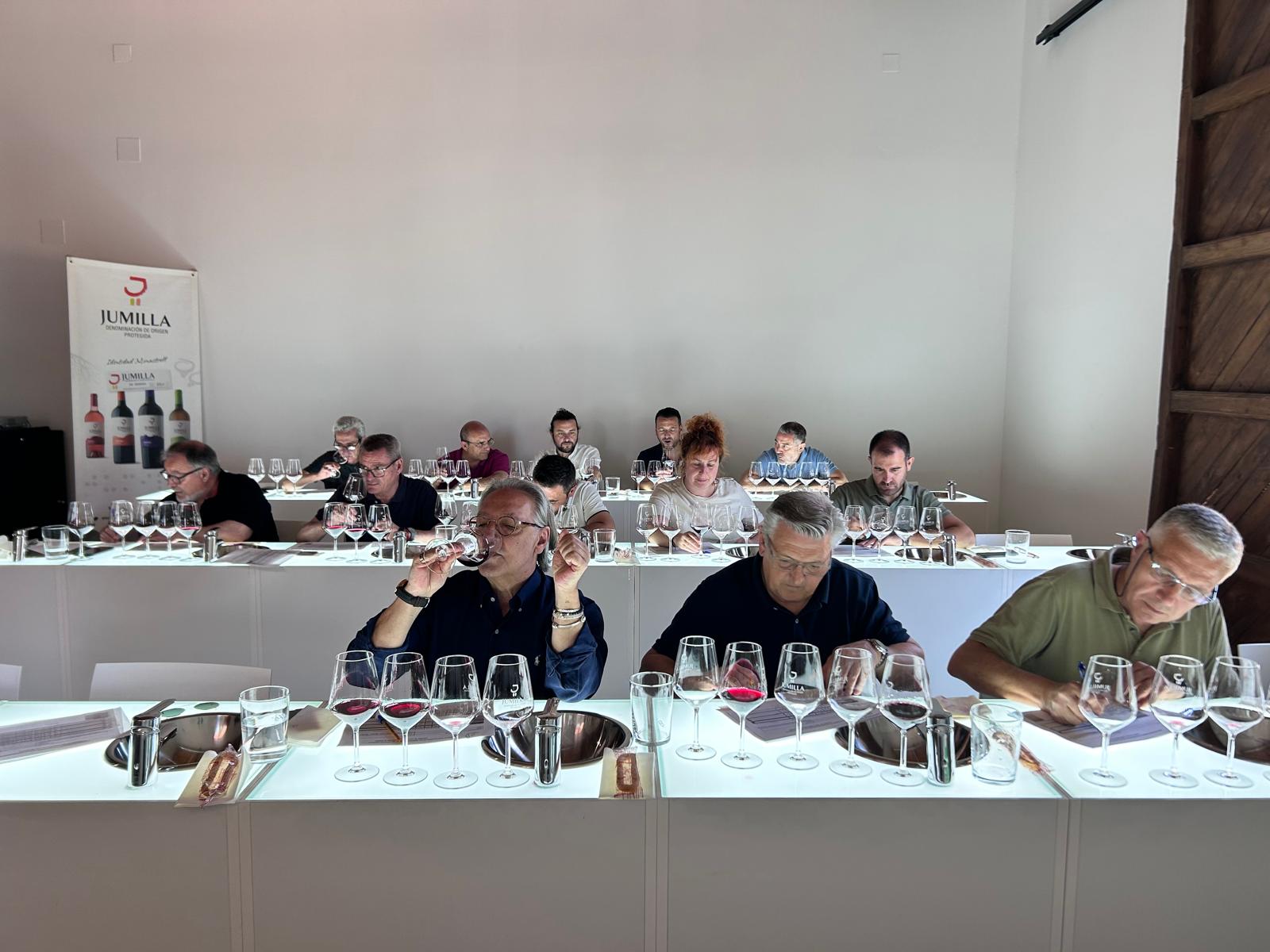 El panel de cata en plena actividad en el Museo del Vino de Jumilla