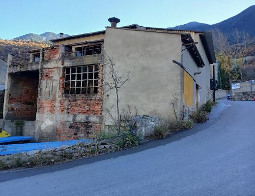 L&#039;antiga planta incineradora de la Comella s&#039;enderrocarà en les properes setmanes. El comú ja convocat el concurs per a les obres de demolició.