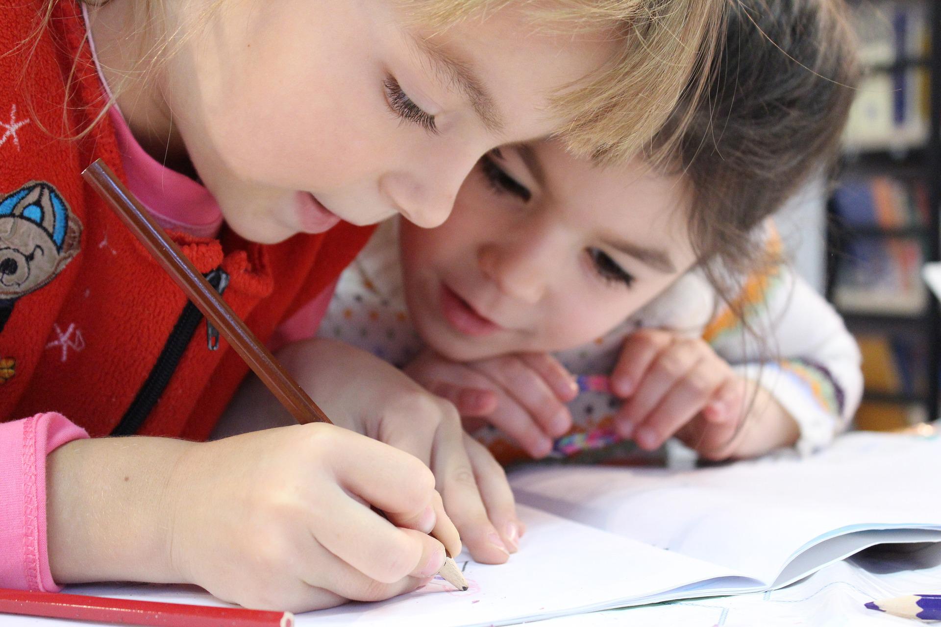 Los estudiantes del Grado de Educación Primaria se ocupan de acompañar a niños en situación de vulnerabilidad.