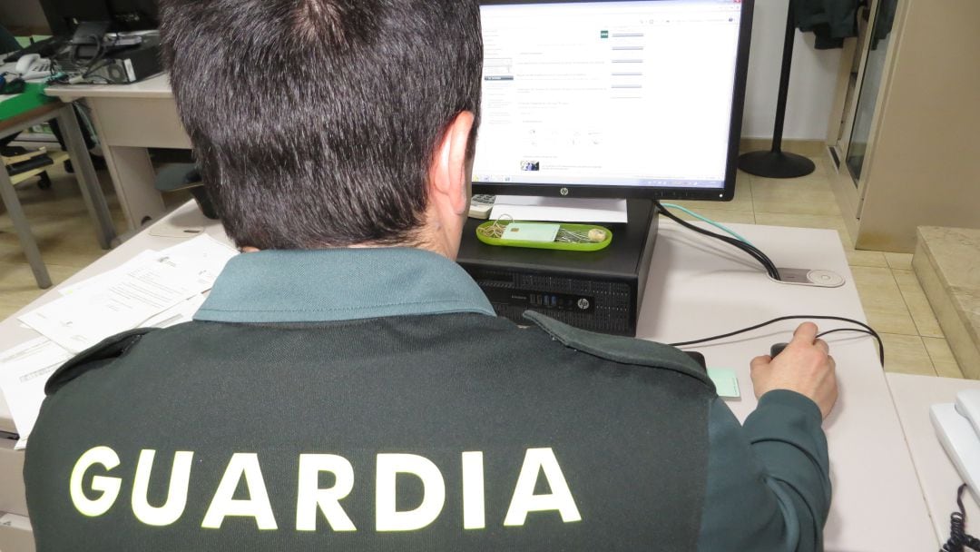 Un guardia civil consulta un ordenador durante la operación.