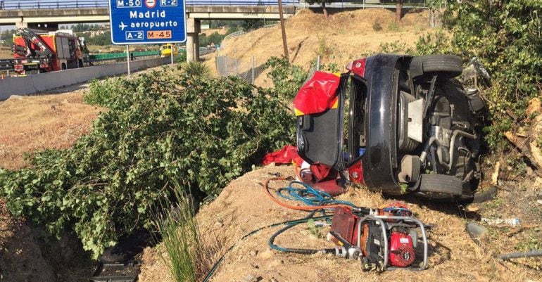 Fotografía facilitada por Emergencias Comunidad de Madrid 112, del accidente ocurrido en la A-1 a su paso por la localidad madrileña de San Agustín de Guadalix en el que una mujer de 65 años y su nieto de 8 han muerto y otros dos miembros de la misma fami