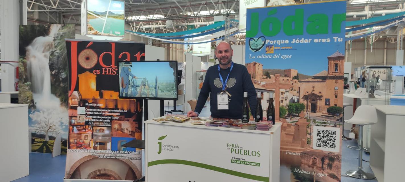 Stand de Jódar atendido por el monitor, Juan Luis Morillas