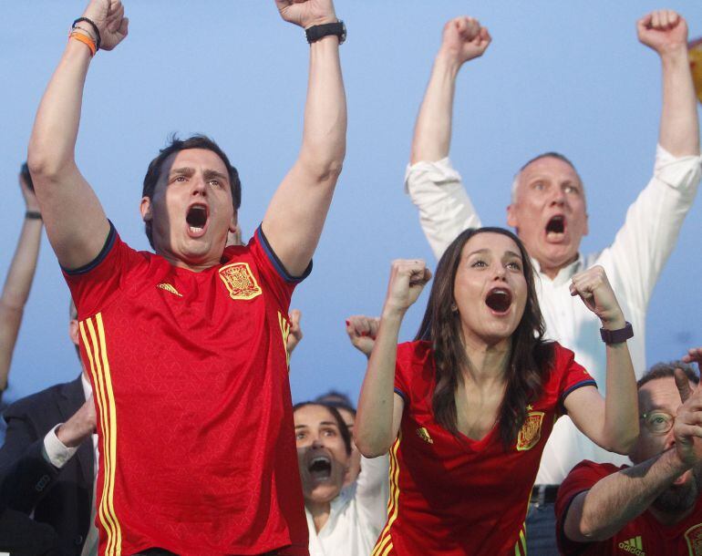 Albert Rivera sigue junto a Inés Arrimadas el partido de la Eurocopa a través de la pantalla gigante instalada por Ciudadanos 