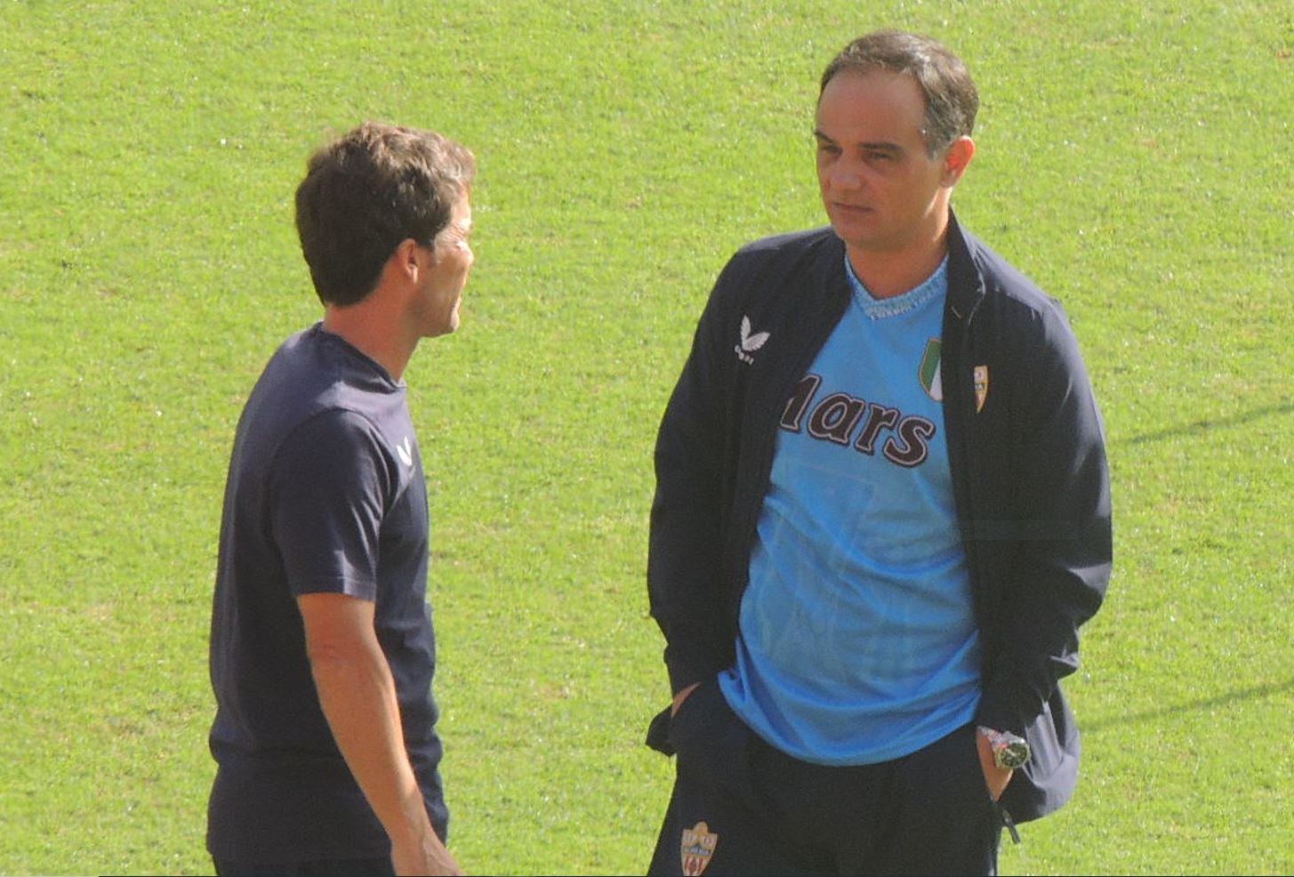 El director único deportivo junto a Rubi.