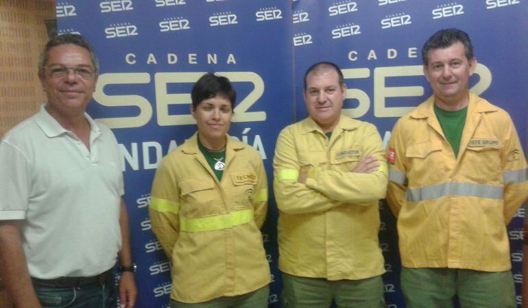 De izquierda a derecha, Salomón Hachuel, director de Hoy por Hoy Sevilla, y los bomberos Enma Fuentenebro, Antonio Gallardo y Domingo Martínez