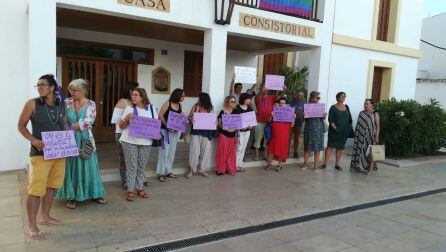 En Formentera, una veintena de personas se han sumado a la concentración