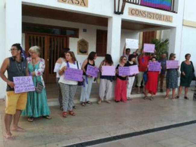 En Formentera, una veintena de personas se han sumado a la concentración