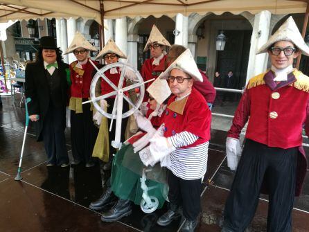 Marta Cantero acompañada por varios de los integrantes de Teatro Paladio