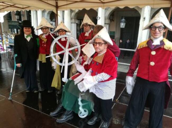 Marta Cantero acompañada por varios de los integrantes de Teatro Paladio