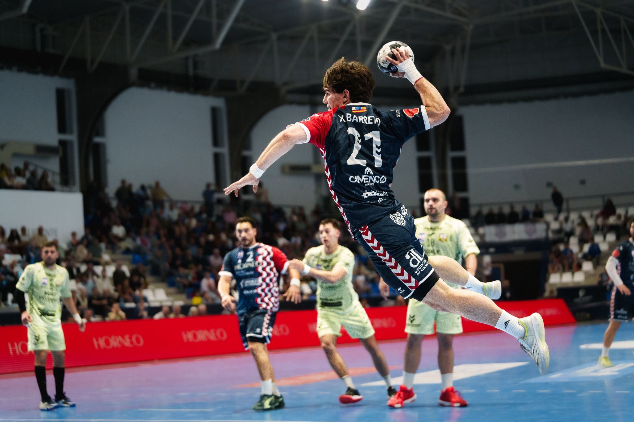 El jugador del Horneo, Xabi Barreto lanza a portería. Foto: Ismael Corbí