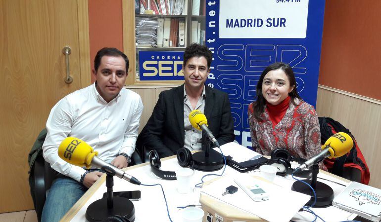 De izquierda a derecha, Sergio López, portavoz del PP en Fuenlabrada, Rubén Bejarano, portavoz de IUCM en Leganés, y Raquel Jimeno, portavoz del PSOE en Ciempozuelos