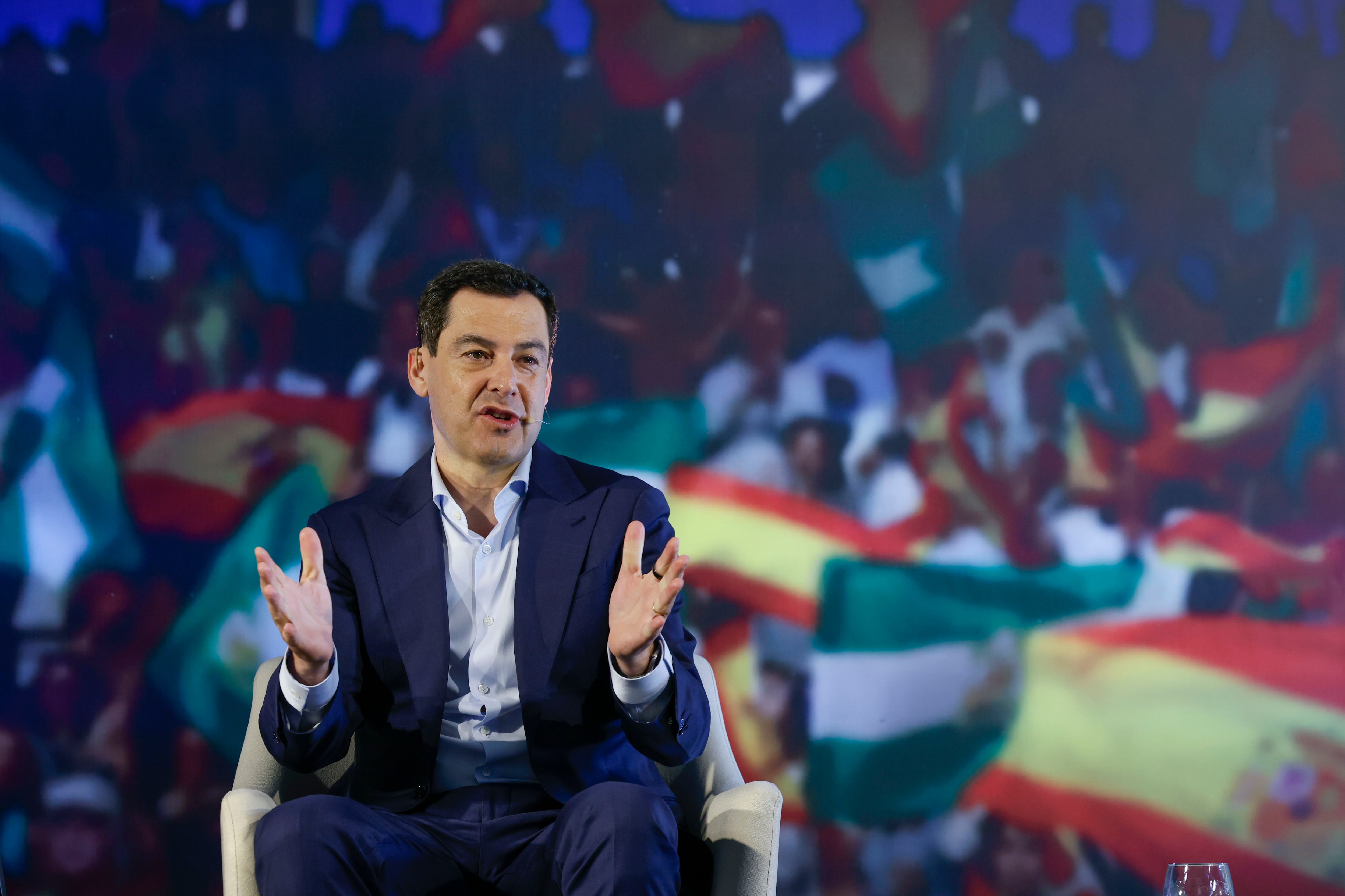 El presidente de la Junta de Andalucía, Juanma Moreno, participa en la presentación de su biografía 'El camino del cambio', este martes en Málaga. EFE/ Jorge Zapata