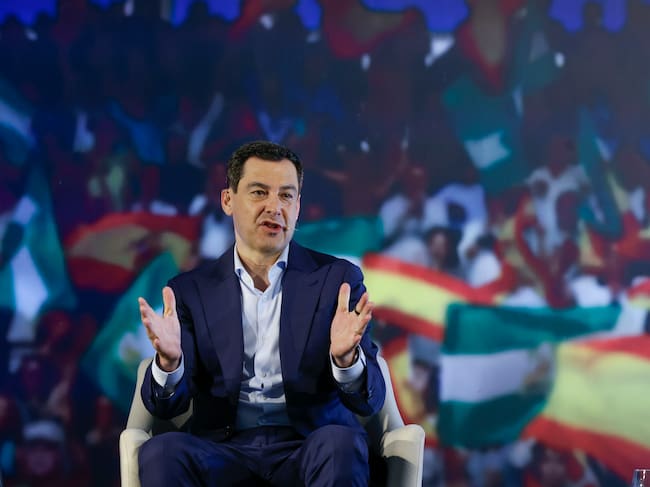 El presidente de la Junta de Andalucía, Juanma Moreno, participa en la presentación de su biografía 'El camino del cambio', este martes en Málaga. EFE/ Jorge Zapata