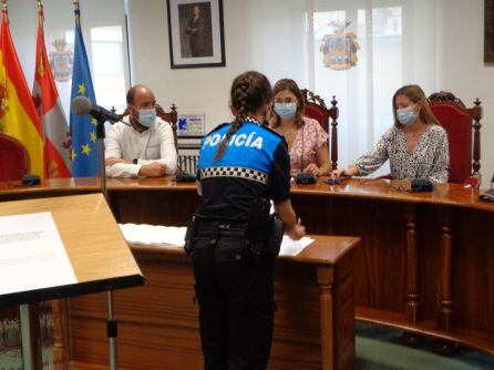 Una de los agentes firma su incorporación