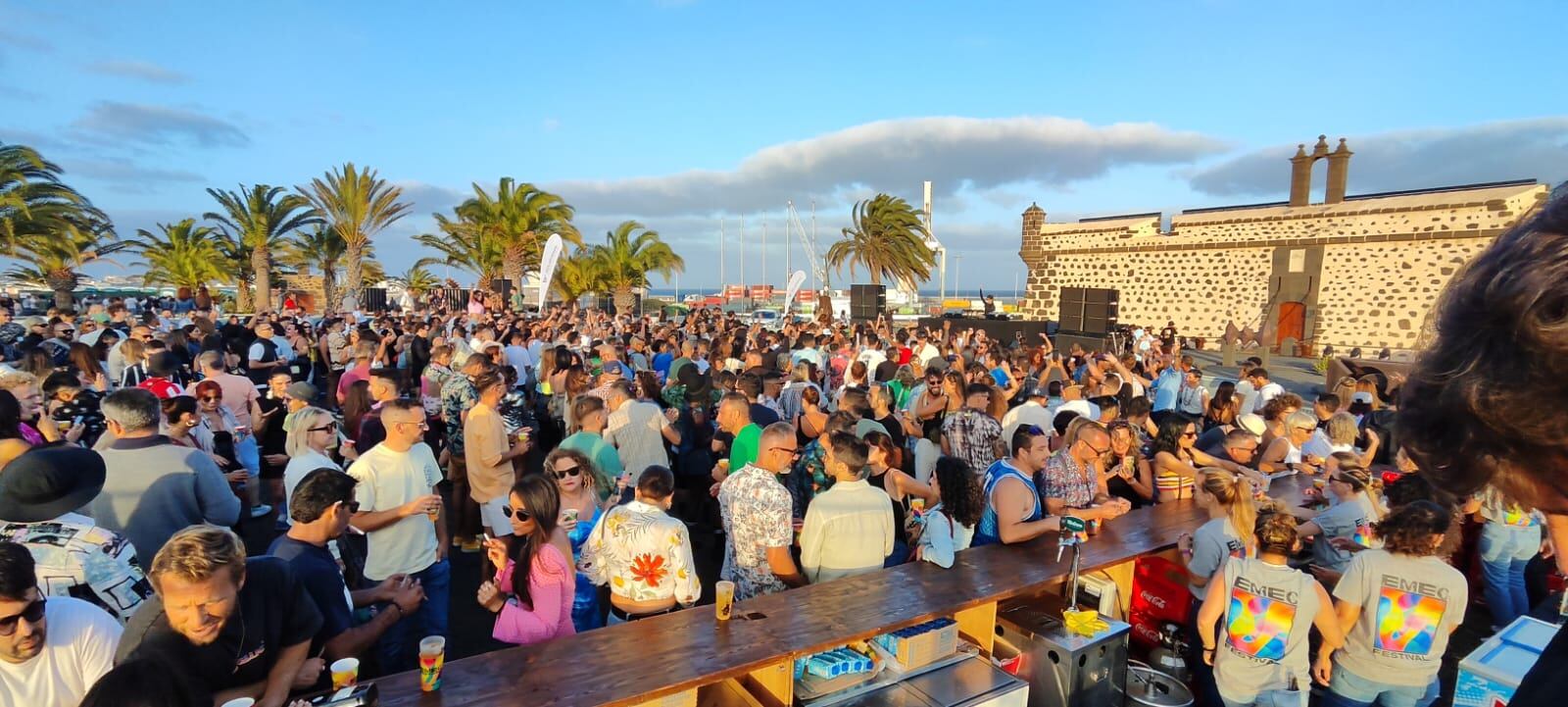 Asistentes al festival EMEC en la explanada del Castillo San José de Arrecife.