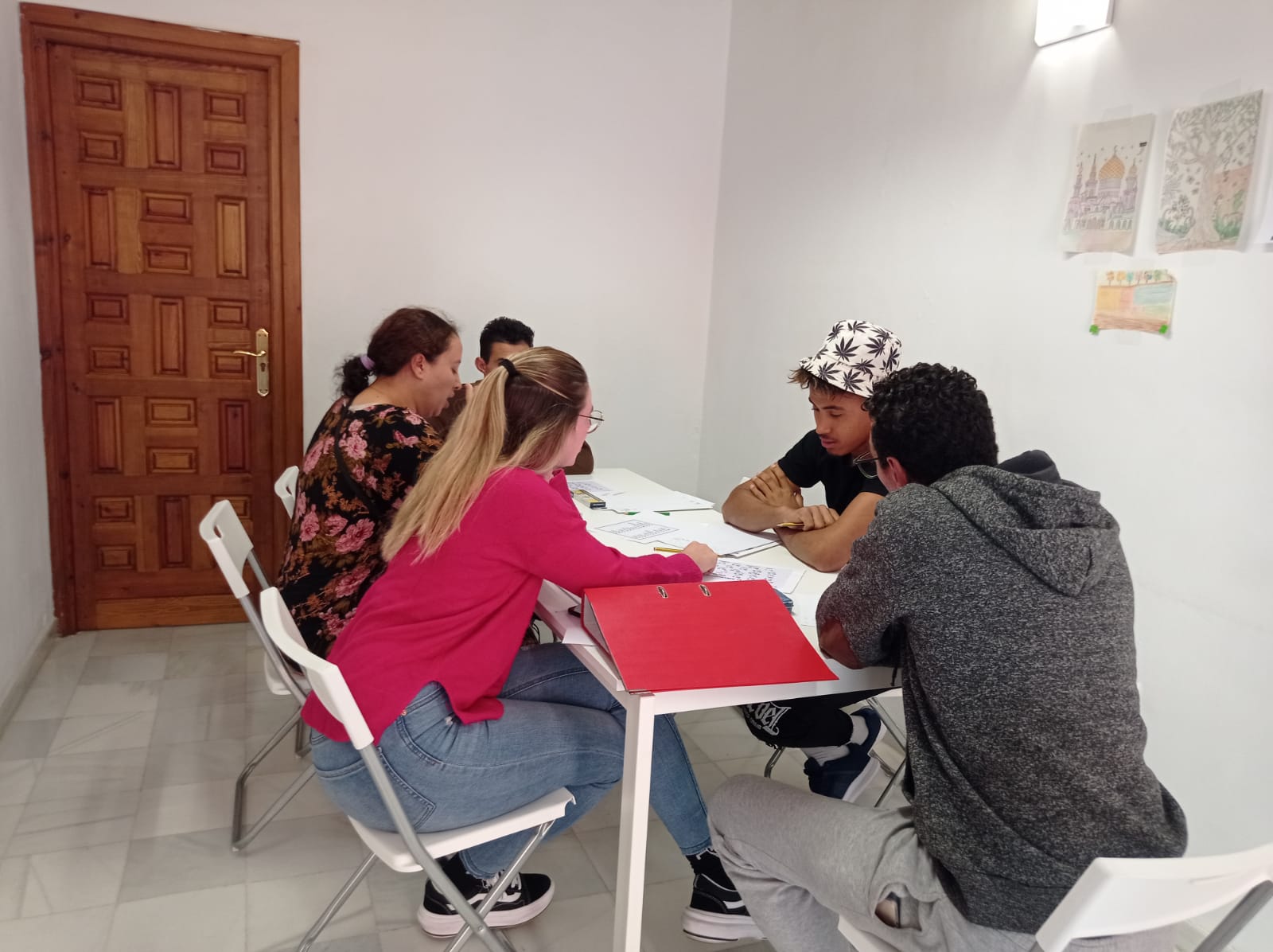 Taller de español en el centro de día de la calle Galgo