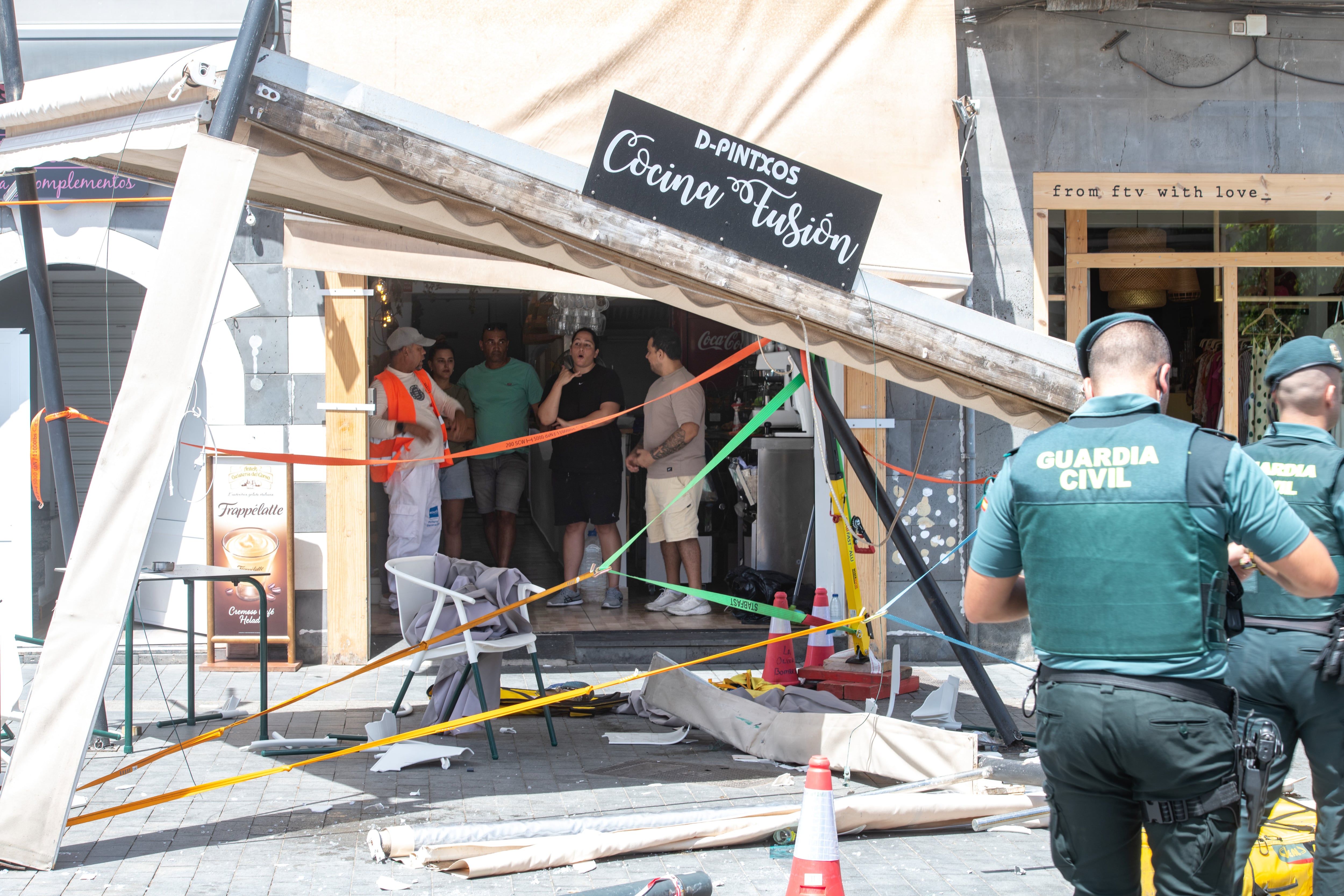 Ocho personas, entre ellas dos menores, han resultado heridas en un accidente ocurrido este jueves cuando un vehículo se empotró contra una  terraza de un bar en la Avenida Nuestra Señora del Carmen, en la localidad de Corralejo, en Fuerteventura