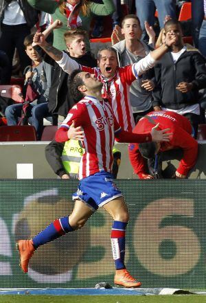 GRA163. MADRID, 19/03/2016.- El delantero del Sporting Carlos Castro celebra el gol de la victoria 2-1 ante el Atlético de Madrid, durante el partido de la trigésima jornada de Liga que disputan en el estadio del Molinón, en Gijón. EFE/Alberto Morante