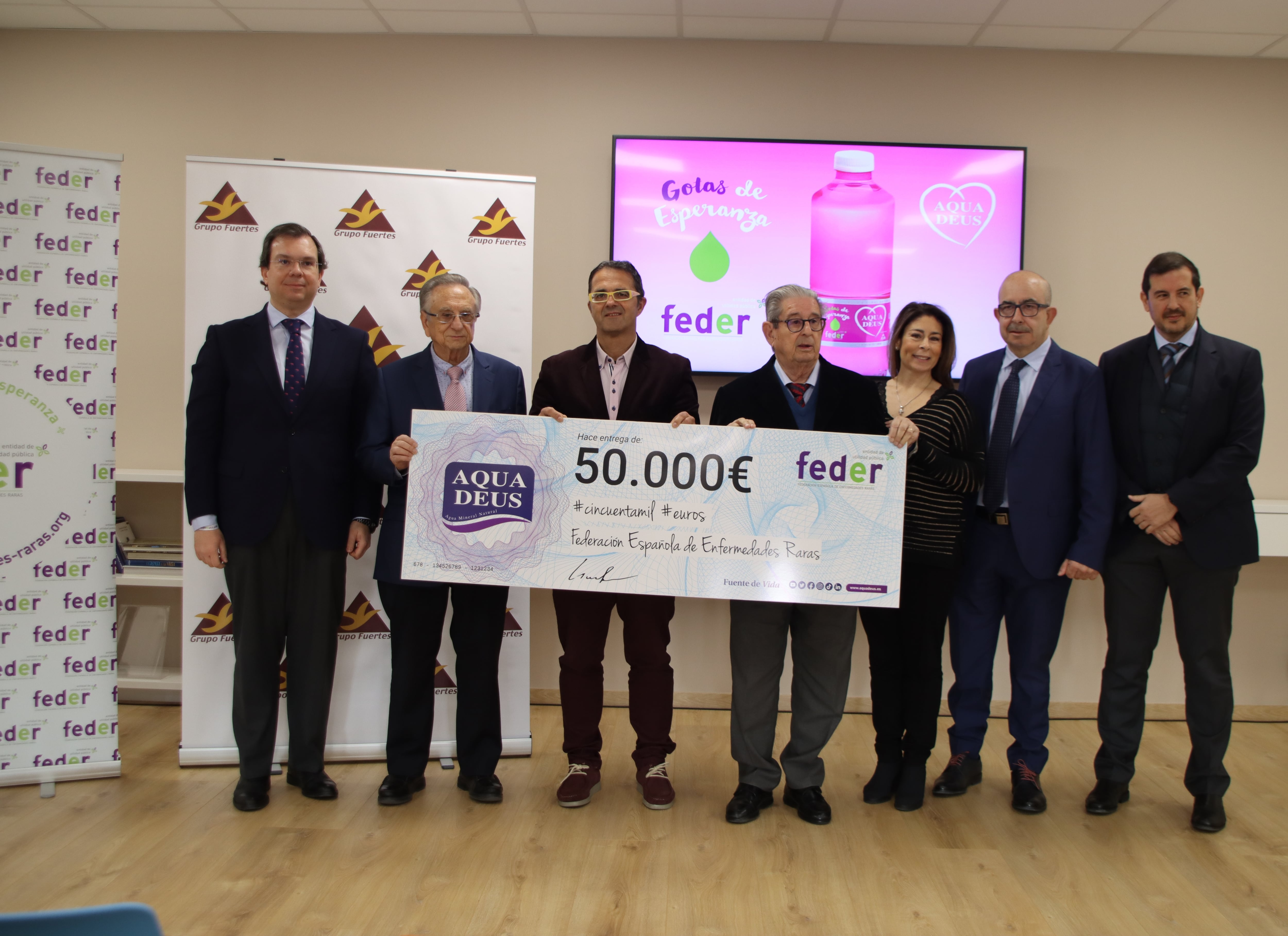 Foto de familia durante el acto de entrega de la donación de Aquadeus a la Federación Española de Enfermedades Raras