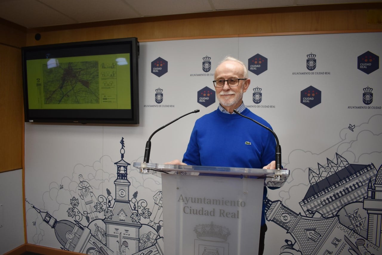 Casimiro Pastor, concejal de Infraestructuras del Ayuntamiento de Ciudad Real explica las mejoras que se van a llevar a cabo en la vía verde