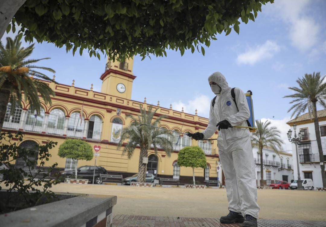 Personal del Ayuntamiento desinfecta una plaza durante el período de confinamiento en el estado de alarma por coronavirus, covid-19