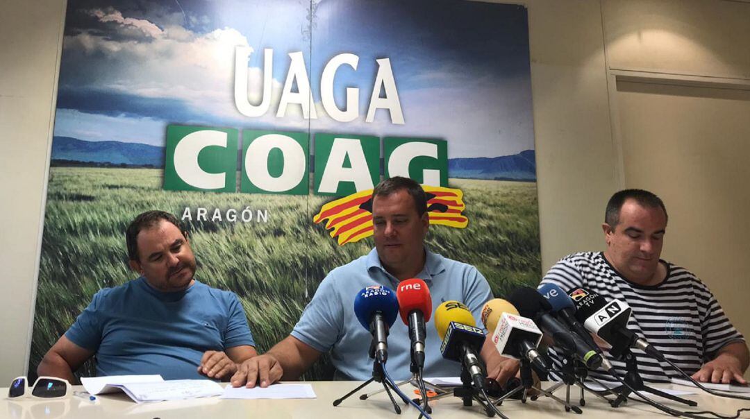 Los responsables de fruta de UAGA, Oscar Moret y Alberto Ortego y el Secretario General, José María Alcubierre.