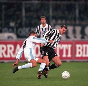 Zinedine Zidane y Diego Pablo Simeone en un lance del juego durante el partido que les enfrentó cuando militaban en las filas de la Juventus y Lazio